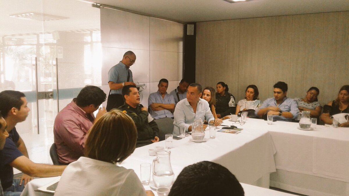 Fendipetroleocg's tweet photo. Reunión EDSCesar y Guajira con la Policia revisando situación de seguridad, control al contrabando y control zona de frontera! https://t.co/54z5FktgvB