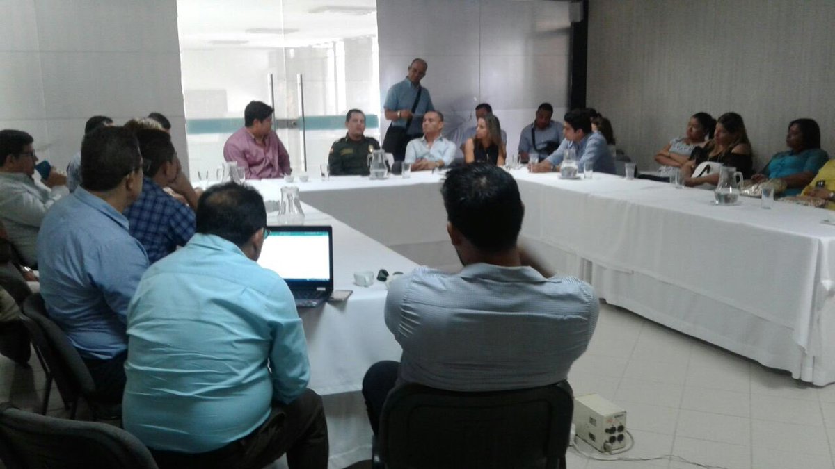 Fendipetroleocg's tweet photo. Reunión EDSCesar y Guajira con la Policia revisando situación de seguridad, control al contrabando y control zona de frontera! https://t.co/54z5FktgvB
