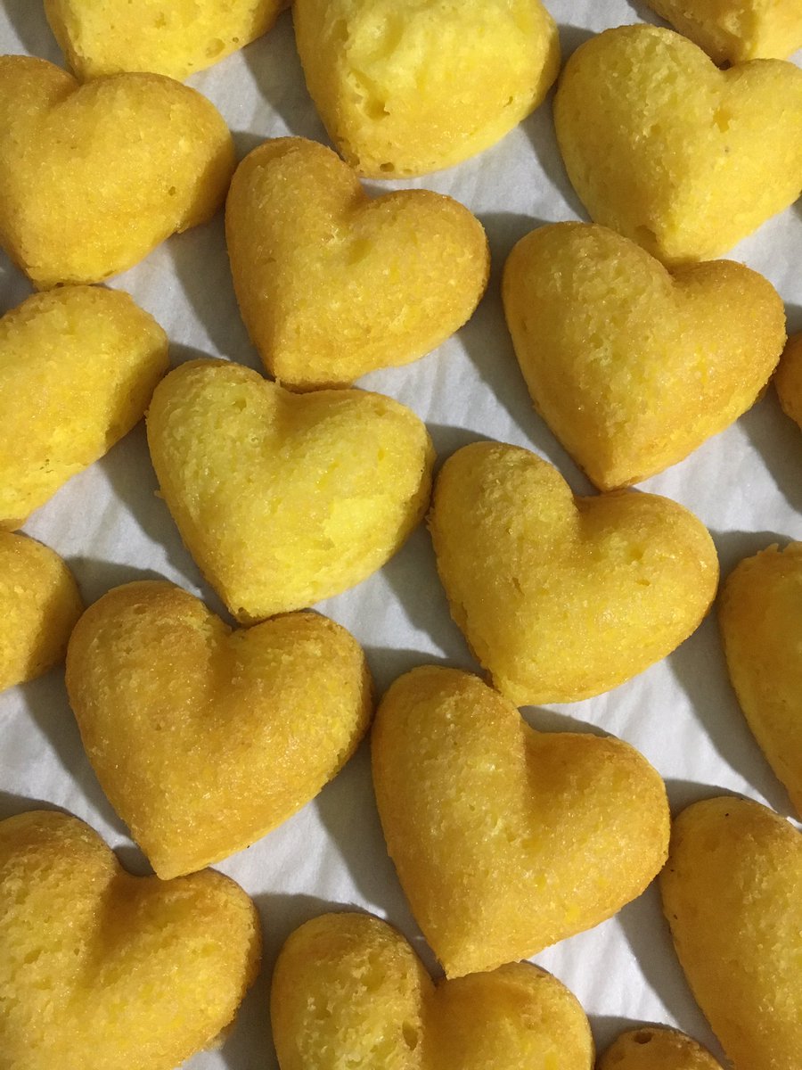 Mini #heart shaped #cakes in #lemon (shown) and #chocolate. The perfect #ValentinesDay #gift! #creativecakery #longbeach #love