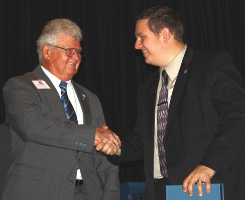 Know someone who is volunteering &amp; making a difference? Nominate them for the Governor's Volunteer Service Awards! bit.ly/2kzHMFr