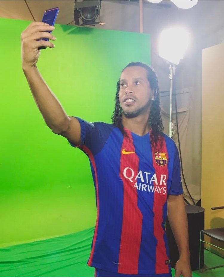 Goat10Messi's tweet photo. #RonaldinhoIsBack 🤙😍 https://t.co/8wwyxBTfmK
