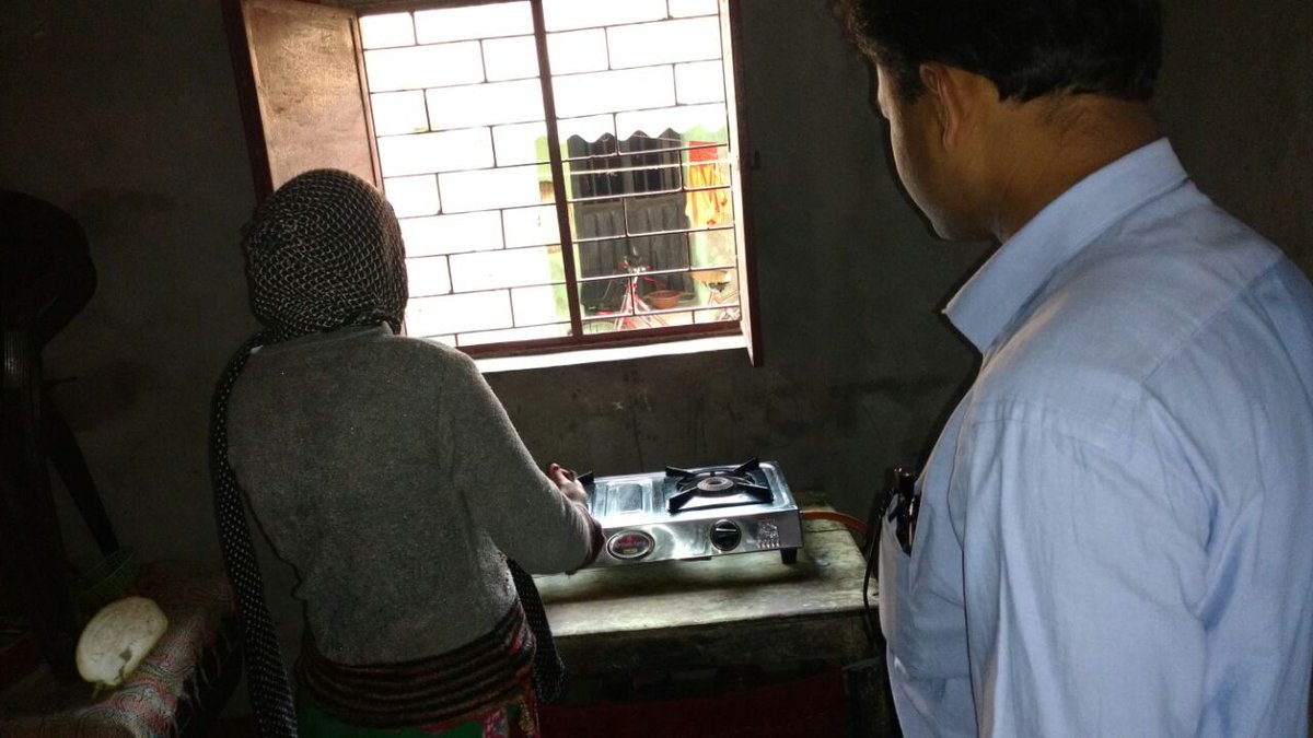 bivashcmondal's tweet photo. BPCL Officials doing Senior Level inspection of PMUY connections at villages of Bankura, WB,Durgapur Territory @BPCLLimited @singharunbpcl https://t.co/LADAjpFLrD