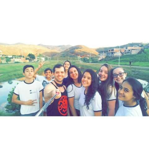 Ana1998guedes's tweet photo. Voltou as aula e hj foi o primeiro dia amei recontrar os amigos amo vcs a turma n é a mesma mas a saudades de vcs é grande https://t.co/8LEC2CDcWx