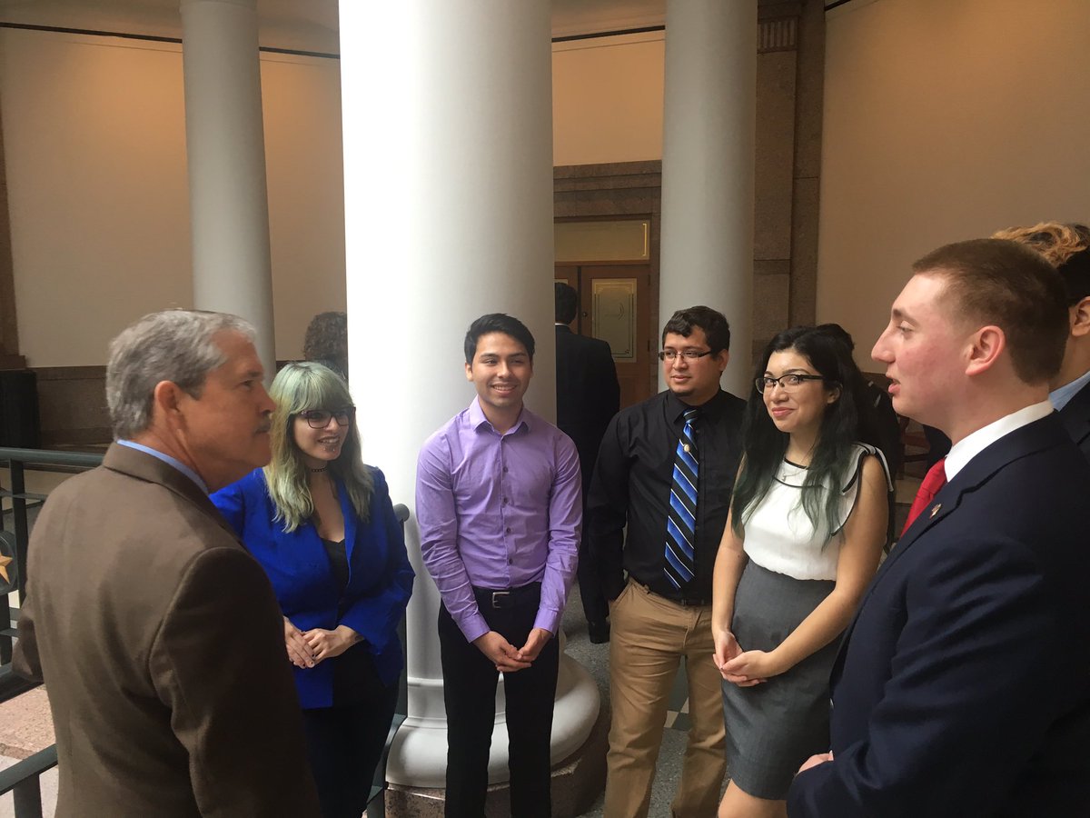 Executive members of the Student Government Association are meeting with <a href="/SenLarryTaylor/">Larry Taylor</a> this morning before a Capitol tour. #sanjacinatx