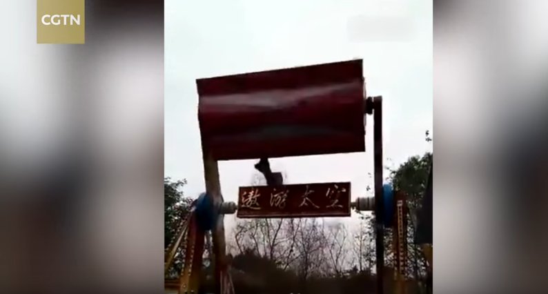 ⚠ GRAPHIC CONTENT: Terrifying Moment Teen Girl Dies After Being Violently Thrown From Spinning Fairground Ride! bit.ly/2jUQvjD