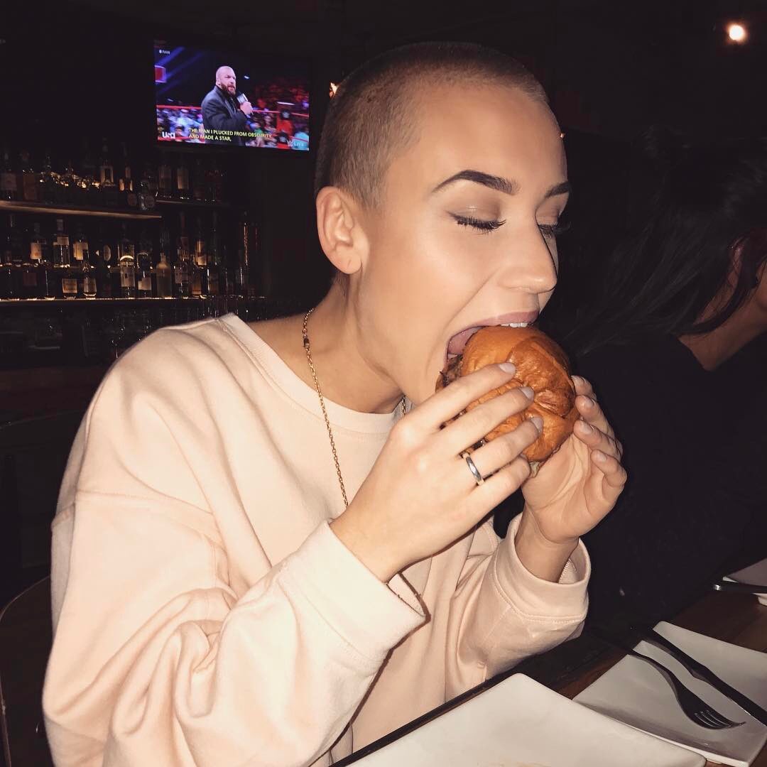 Imfxkebitch's tweet photo. Soy de ese tipo de personas que se la puede estar comiendo todo el día y no engorda. https://t.co/lNiMIKUaqW
