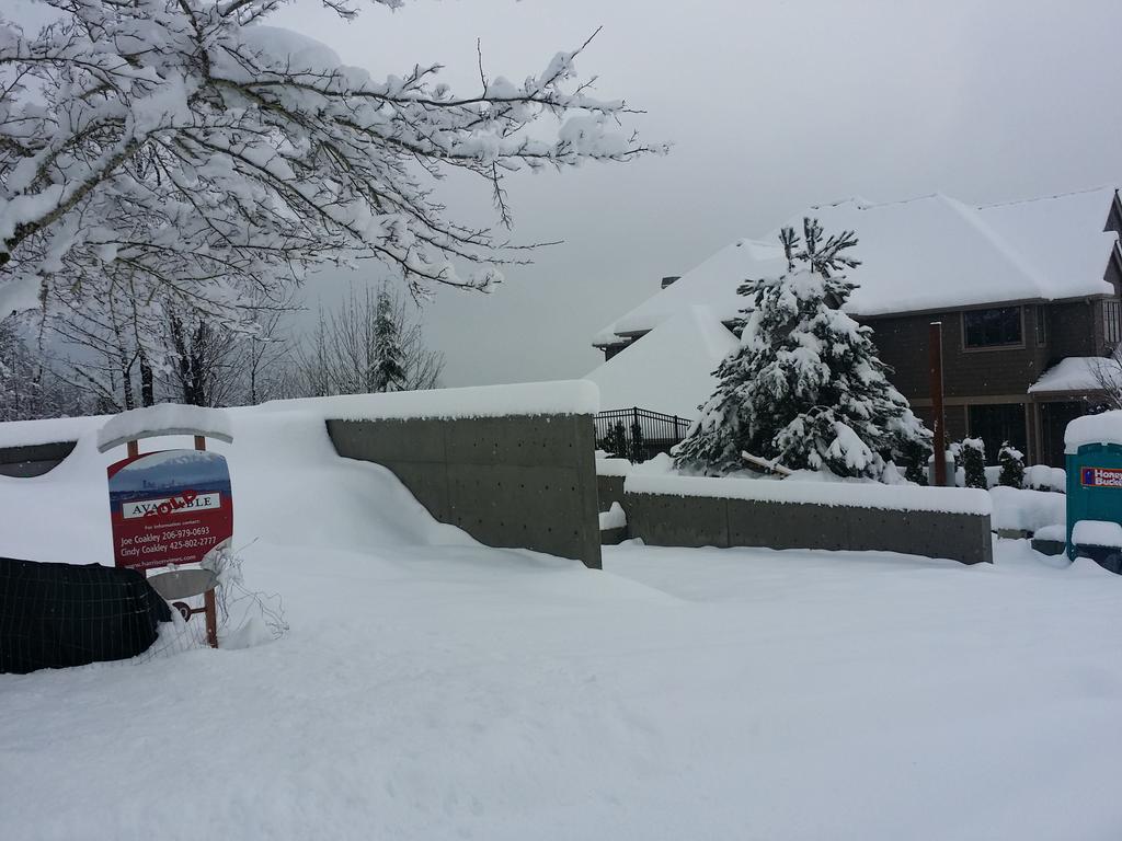 IssaquahModern's tweet photo. @buildllc do not come up to Issaquah today too much snow!! https://t.co/7S0mlrVjIR