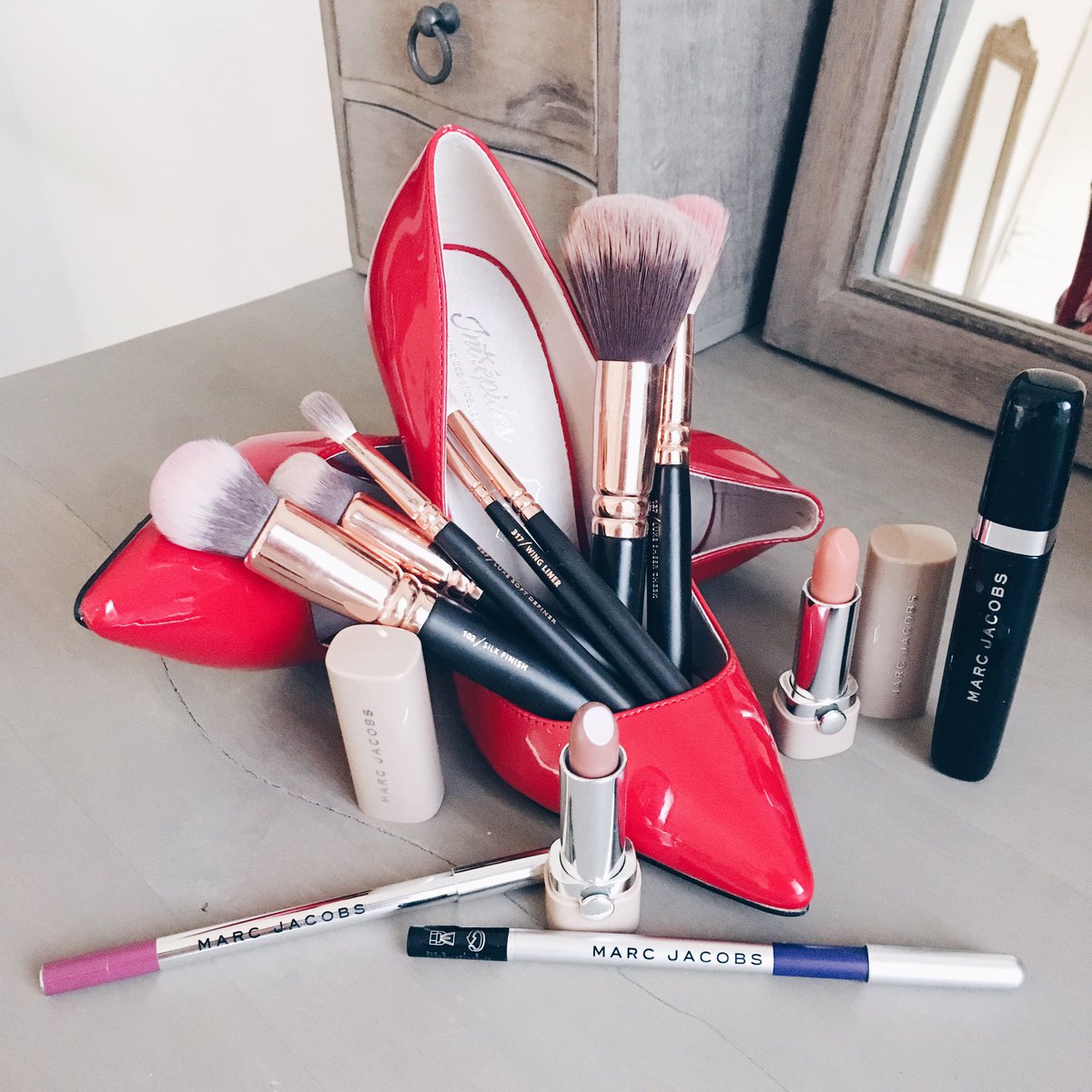 lalogebeaute's tweet image. D'humeur joueuse aujourd'hui avec mes chaussures @__Intrepides__ 😉💕💞💗 #beauty #beaute #makeup
