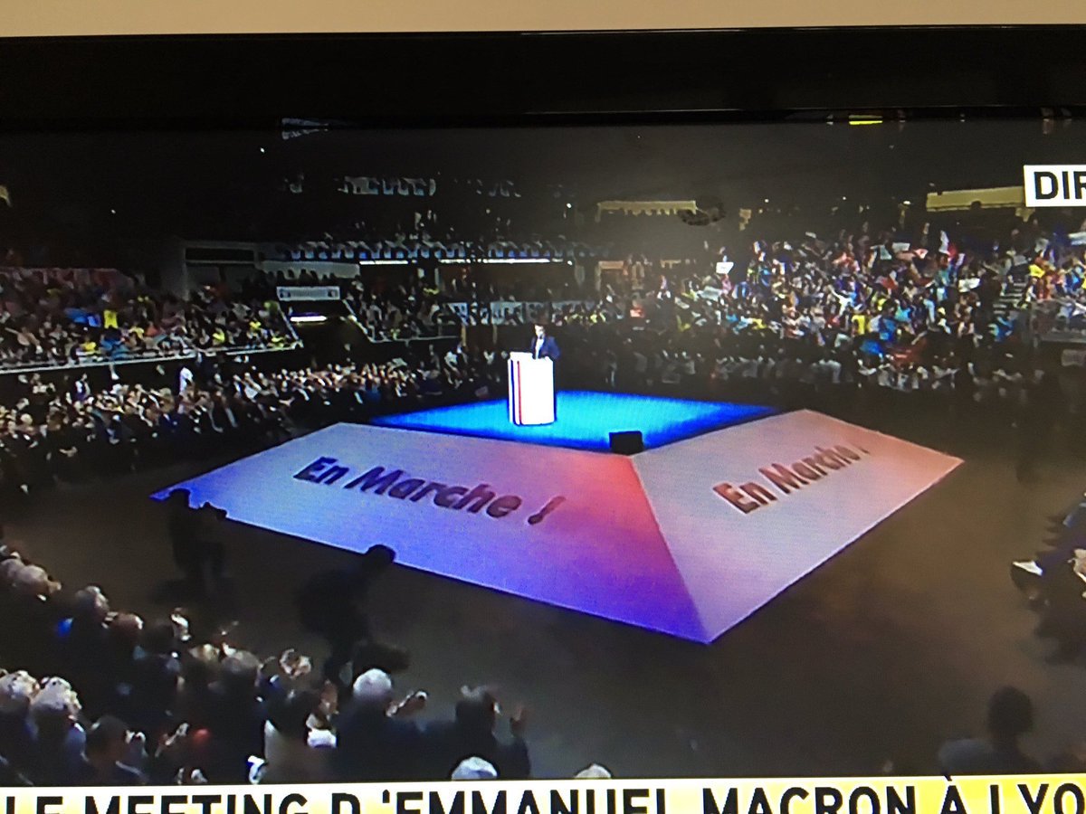 Mat_S_C_T's tweet photo. Après le coup du pasteur évangéliste, le coup du meeting à l'américaine. Décidément #Macron s'est trompé de pays. #GoBackUSA https://t.co/53K1V7uNlW