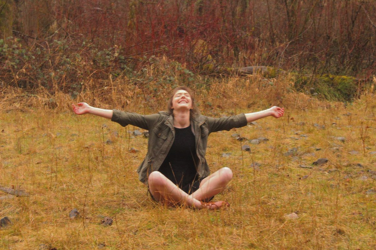 Liz_Macklin's tweet photo. I had a photo shoot on Friday and had a lot of fun taking pictures in the rain. I get to do a snow photo shoot today and I'm super pumped! https://t.co/pbwk4etJwy