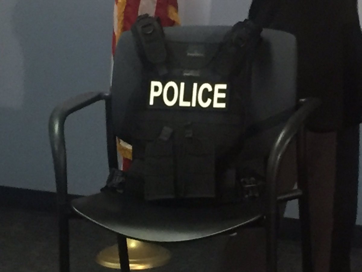 KevinSchwaller's tweet photo. APD handing out new, heavier vests to officers. https://t.co/mwvXyWm0L8