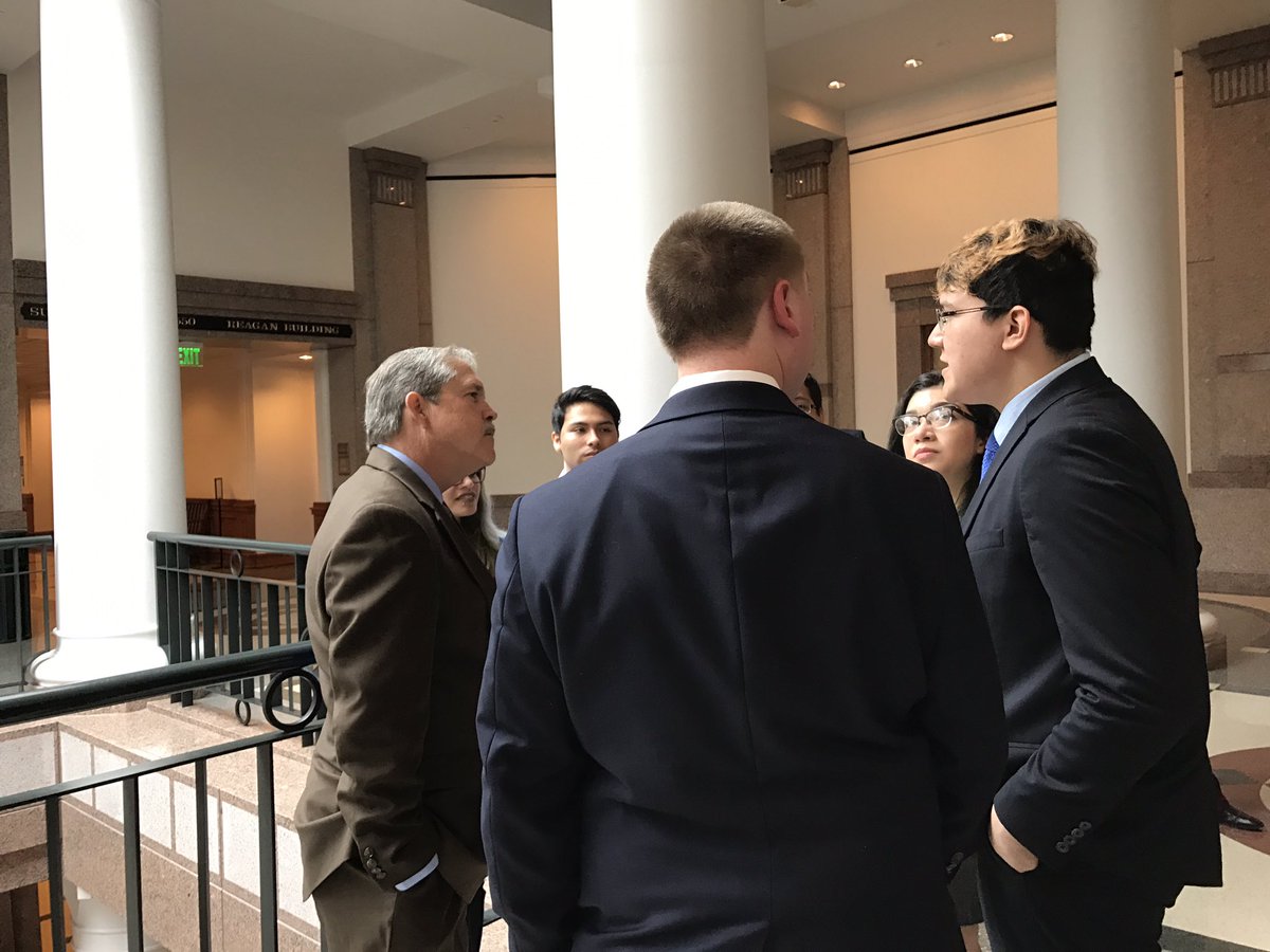 Love seeing our @SanJac_SGA students chatting with <a href="/SenLarryTaylor/">Larry Taylor</a> today. #txlege #txSuccess