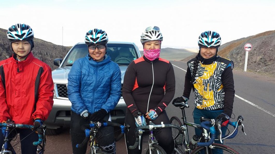 echappe_'s tweet photo. Open steppes and blue sky dreams: training with the Mongolian national womenโs cycling team | Ella https://t.co/9pUvqxnsck #bahrain2017 https://t.co/7WfzApZDpg