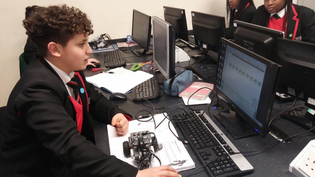 TrinityHighEng's tweet image. Using maths to program our robots around a set course @Tomorrows_Eng @born2engineer @TrinityHighMcr  #robotics #programming