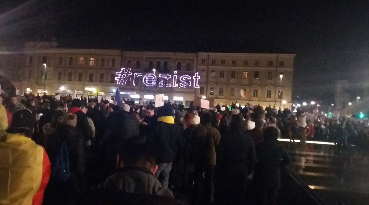 ClaudeFP's tweet photo. Pendant ce temps en #roumanie (photo d'1 amie)
Meanwhile in #Romania (pic from a friend of mine)
#romanianprotests #protestRomania #rezistam https://t.co/I5rnK498dQ