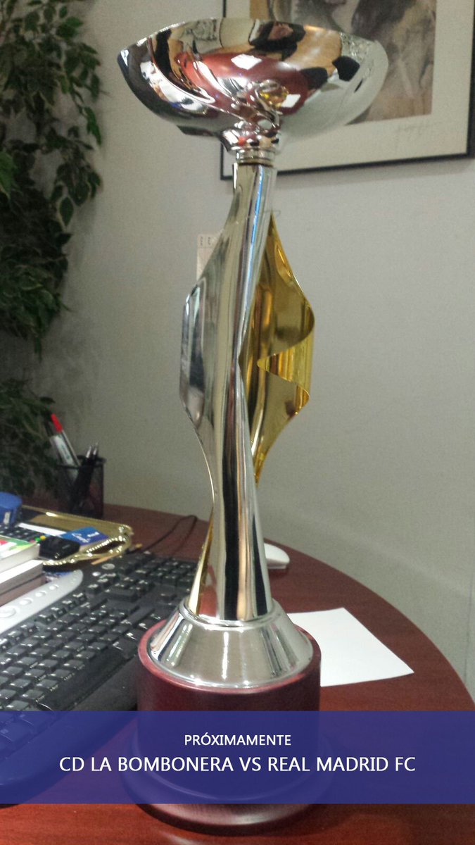¡Ya la tenemos acá! Hermosa, impresionante e increíble, la copa por la que jugaremos contra el Real Madrid.
¡Cada vez falta menos!