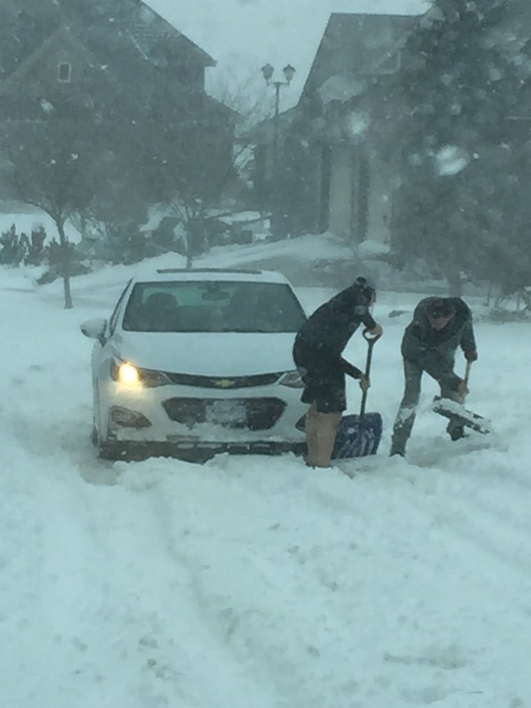 Angerena's tweet photo. Only in BC. #snowday #welcomewinter @Abbynews https://t.co/cz2py2VK4s