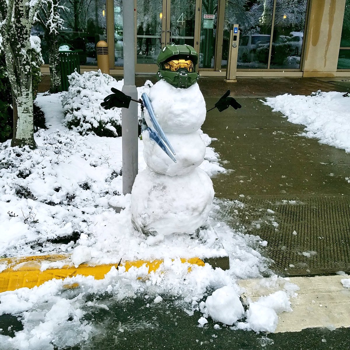 HaloGear's tweet photo. Seattle is having a snow day, so we decided to have some fun around the office. #SnowChief https://t.co/AE1kZpAjlk