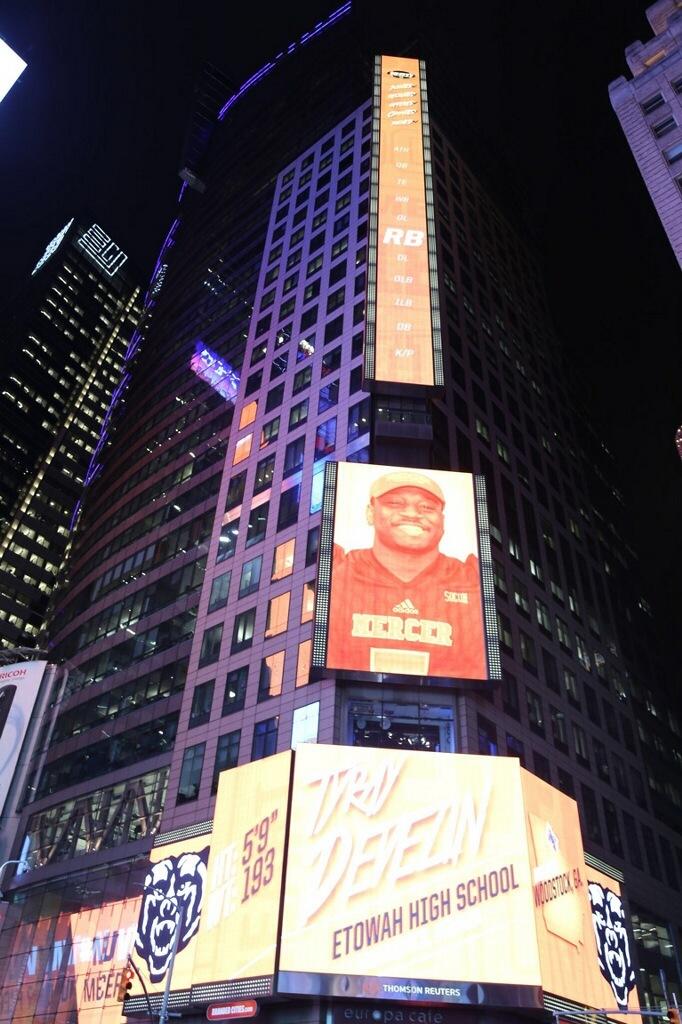 Etowah_Recruits's tweet photo. @raydevezin lighting up Times Square in NYC like he's going to light up defenses next year for @MercerFootball #EtowahFB @EtowahHS #OneEagle https://t.co/EyJvn4bOBD
