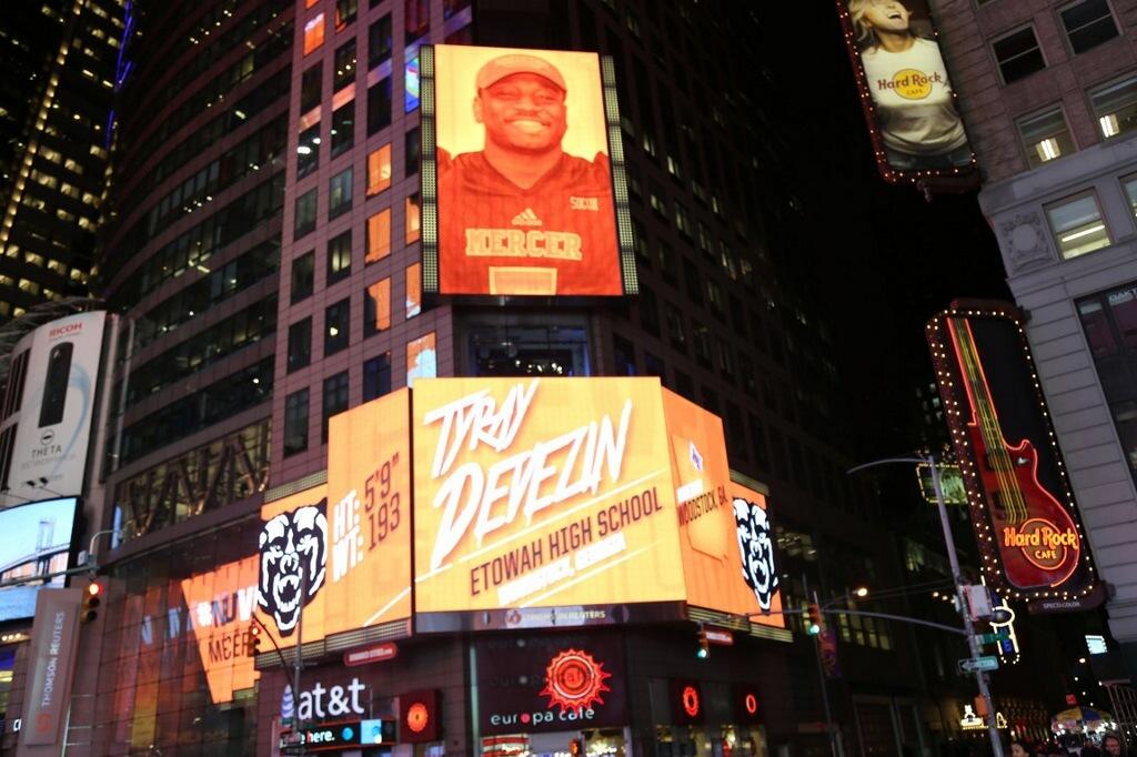 Etowah_Recruits's tweet photo. @raydevezin lighting up Times Square in NYC like he's going to light up defenses next year for @MercerFootball #EtowahFB @EtowahHS #OneEagle https://t.co/EyJvn4bOBD