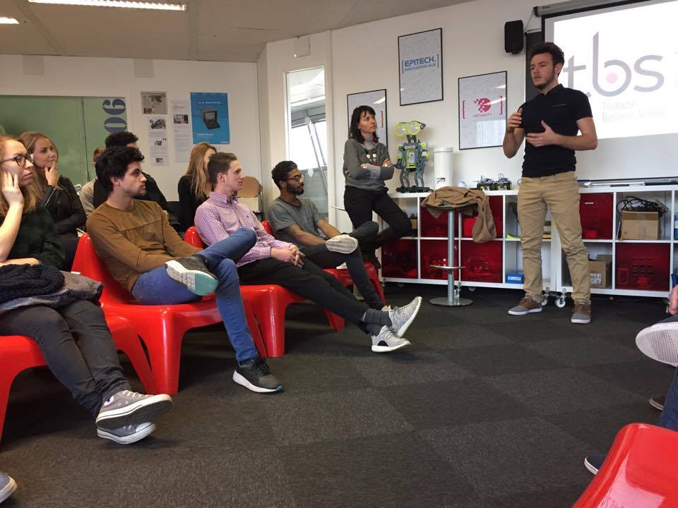 projetneo's tweet photo. @heirst_d présente #NEO devant des étudiants de @ToulouseBS lors d'une rencontre "Do the right team" @EpitechToulouse https://t.co/7vY2Vmsybw
