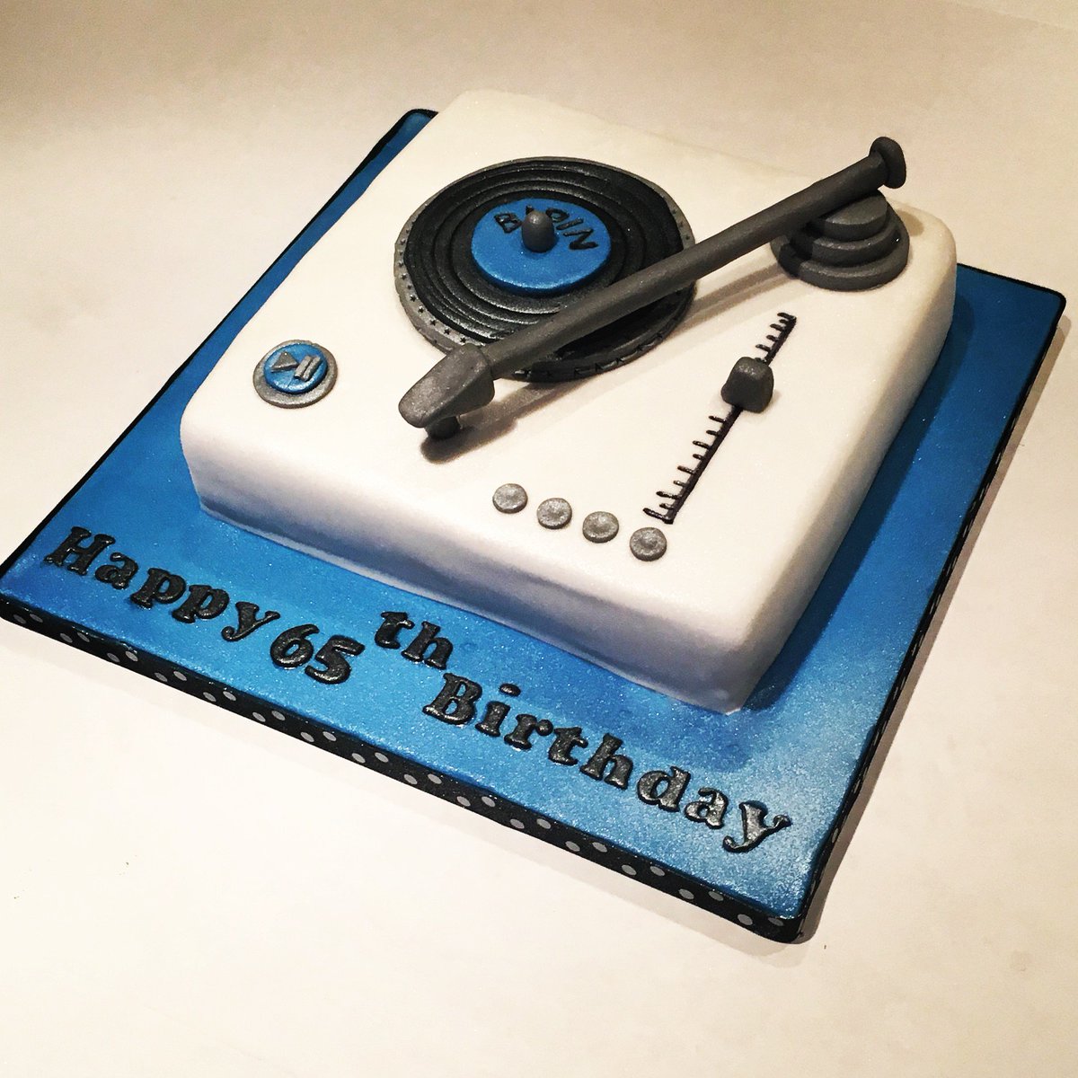 TheCakeologists's tweet photo. #Happy65thBirthday Bipin​! We went back in time and created a classic #recordplayer #cake with a delicious #marblesponge with #Jaffa filling https://t.co/31XZmBpAfQ
