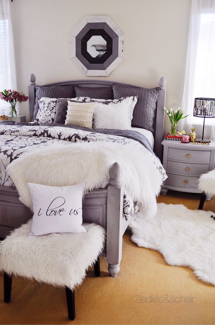 We love this bright and cozy space by <a href="/2ladieschair/">2 Ladies & A Chair</a>!