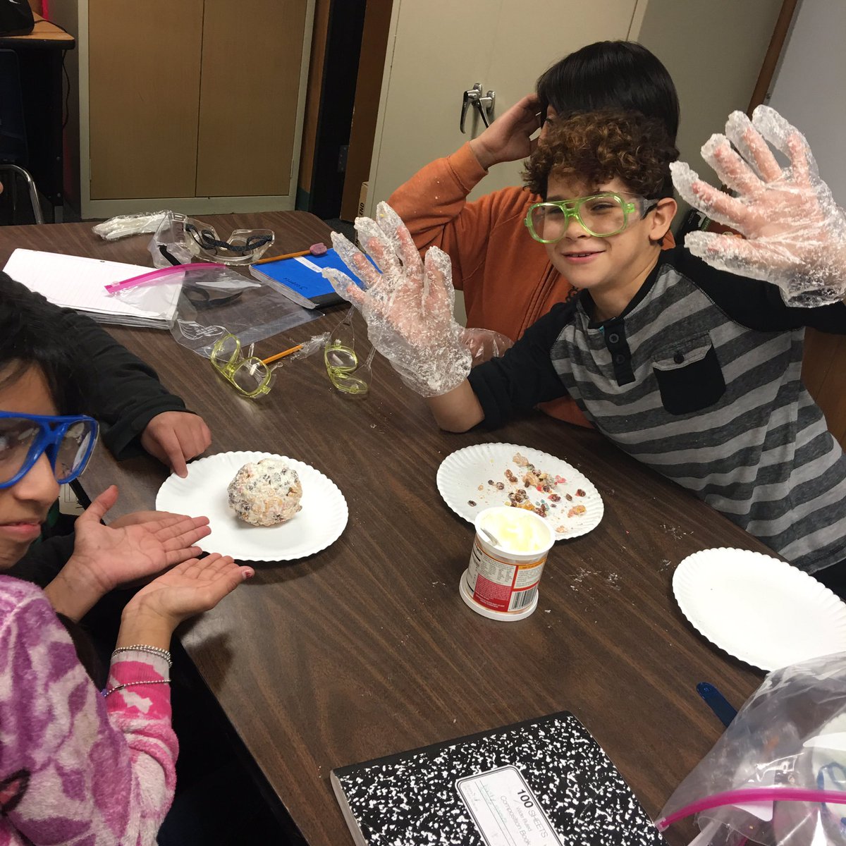 AdmartinAdriana's tweet image. Learning about #compaction and #cementation in #Science lab today!