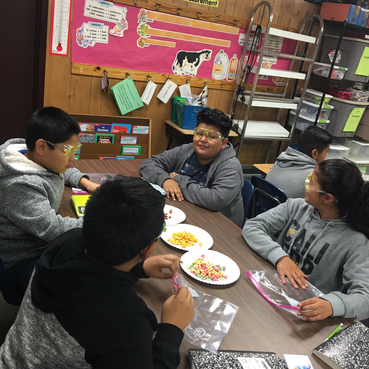 AdmartinAdriana's tweet image. Learning about #compaction and #cementation in #Science lab today!