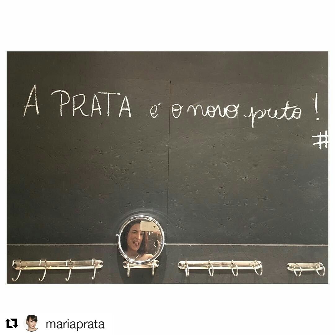 livi_pires's tweet photo. Vai ter Mundo S/A com a @malha_cc. 
E Maria Prata passou pelo nosso container e adorou a parede 😉
#joia https://t.co/7BK3C622s9