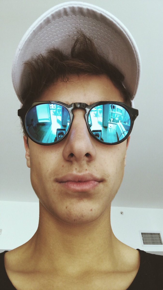 SwagToBelieve's tweet photo. RT si te gusta Juanpa con lentes ❤ #KCAEstrellaLatina #JuanpaZurita https://t.co/wVVsJoUJ1Q