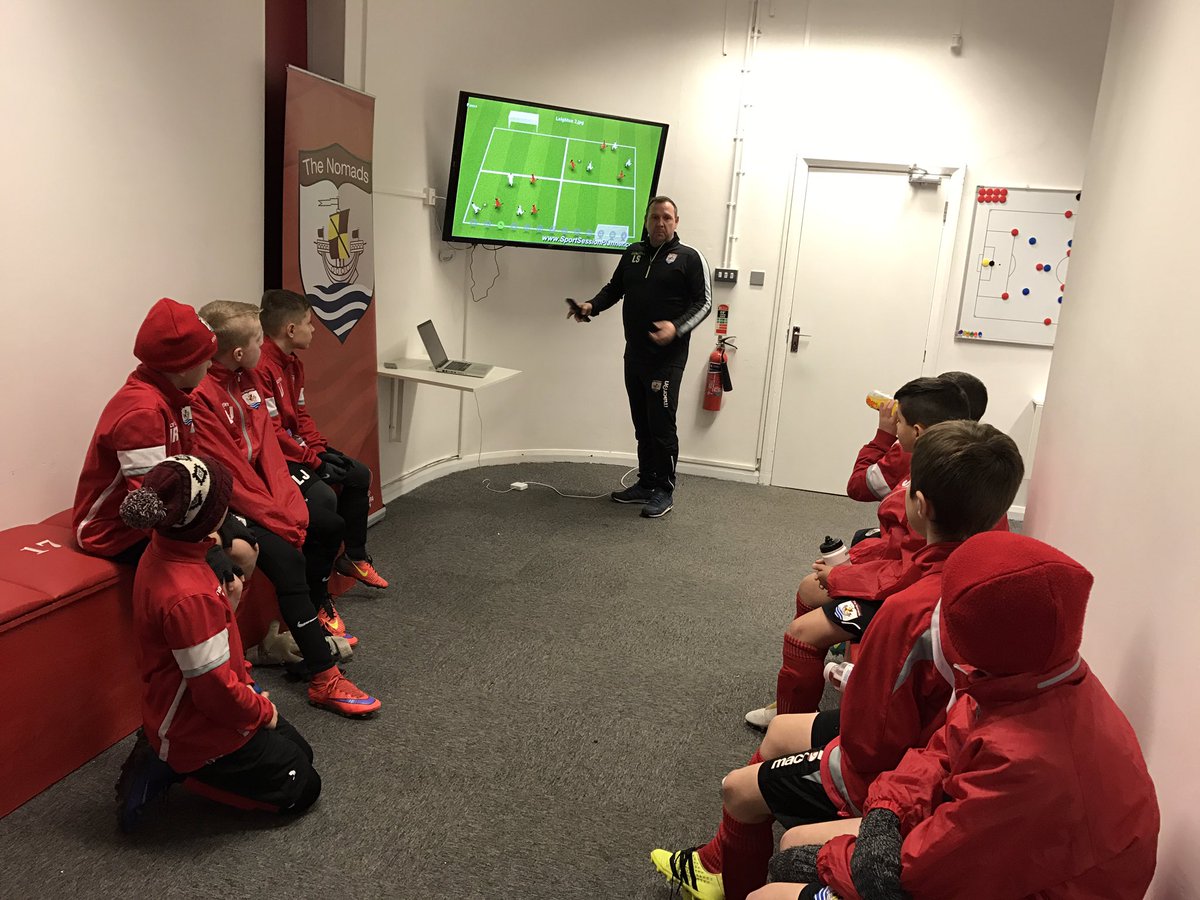 the_nomads's tweet image. Head of mini phase @SumSumner going through his session before u11s training tonight. #planning #stylesoflearning