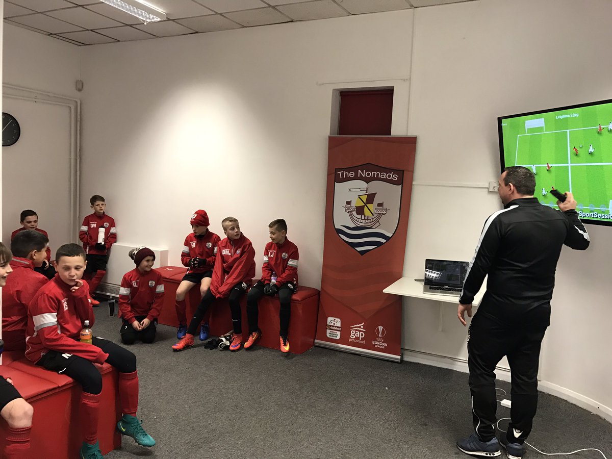 the_nomads's tweet image. Head of mini phase @SumSumner going through his session before u11s training tonight. #planning #stylesoflearning