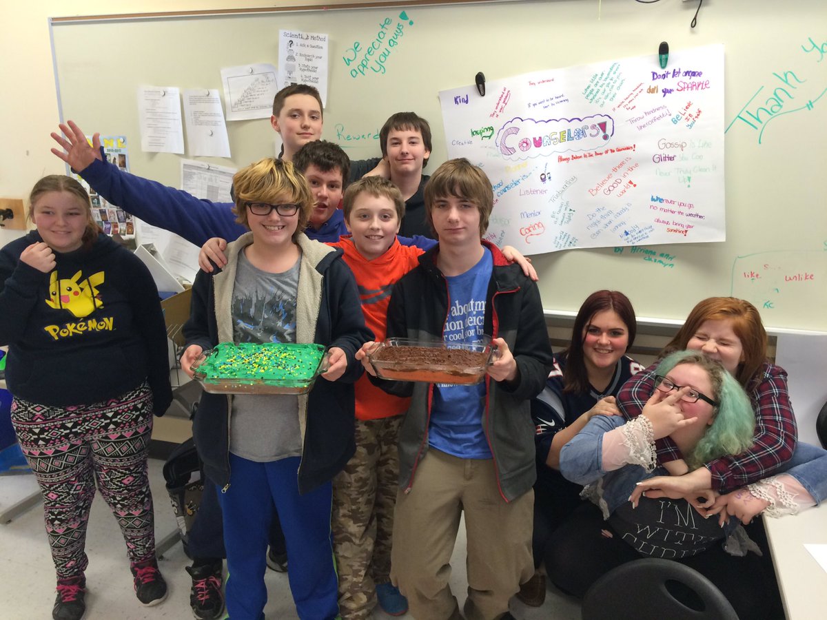 AngelaAverySC's tweet photo. Very much feeling the love from our PEP kids during counseling week! Cake and cards ❤️ @MsGordonBMS @PEPBMS Thank you https://t.co/QYKIcaAgma