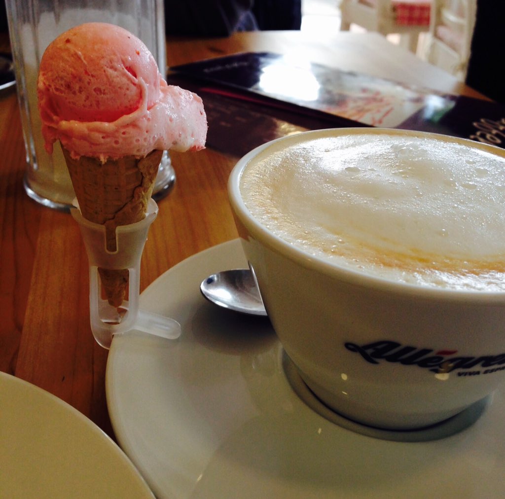 Mittagspause! Von der #lvq war es nur ein kurzer Fußmarsch. Im Eiscafé Kröömel gesellte sich diese kleine Eistüte zu meinem Cappuccino. ☺️