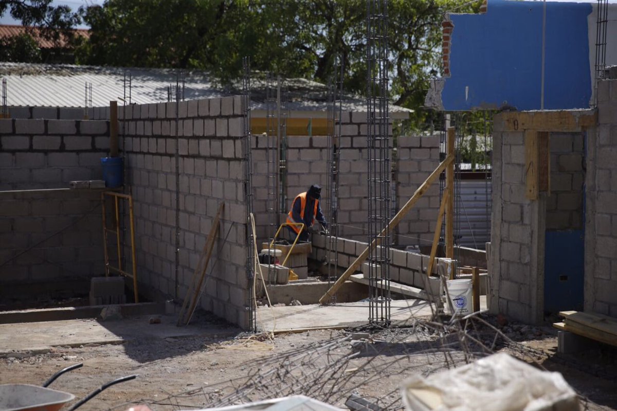 anagarciacarias's tweet photo. Supervisé junto al Pdte del Congreso Nacional avances de la obra de remodelación de la sala de emergencia del Hospital Regional del Sur. https://t.co/B9AOkpGZke