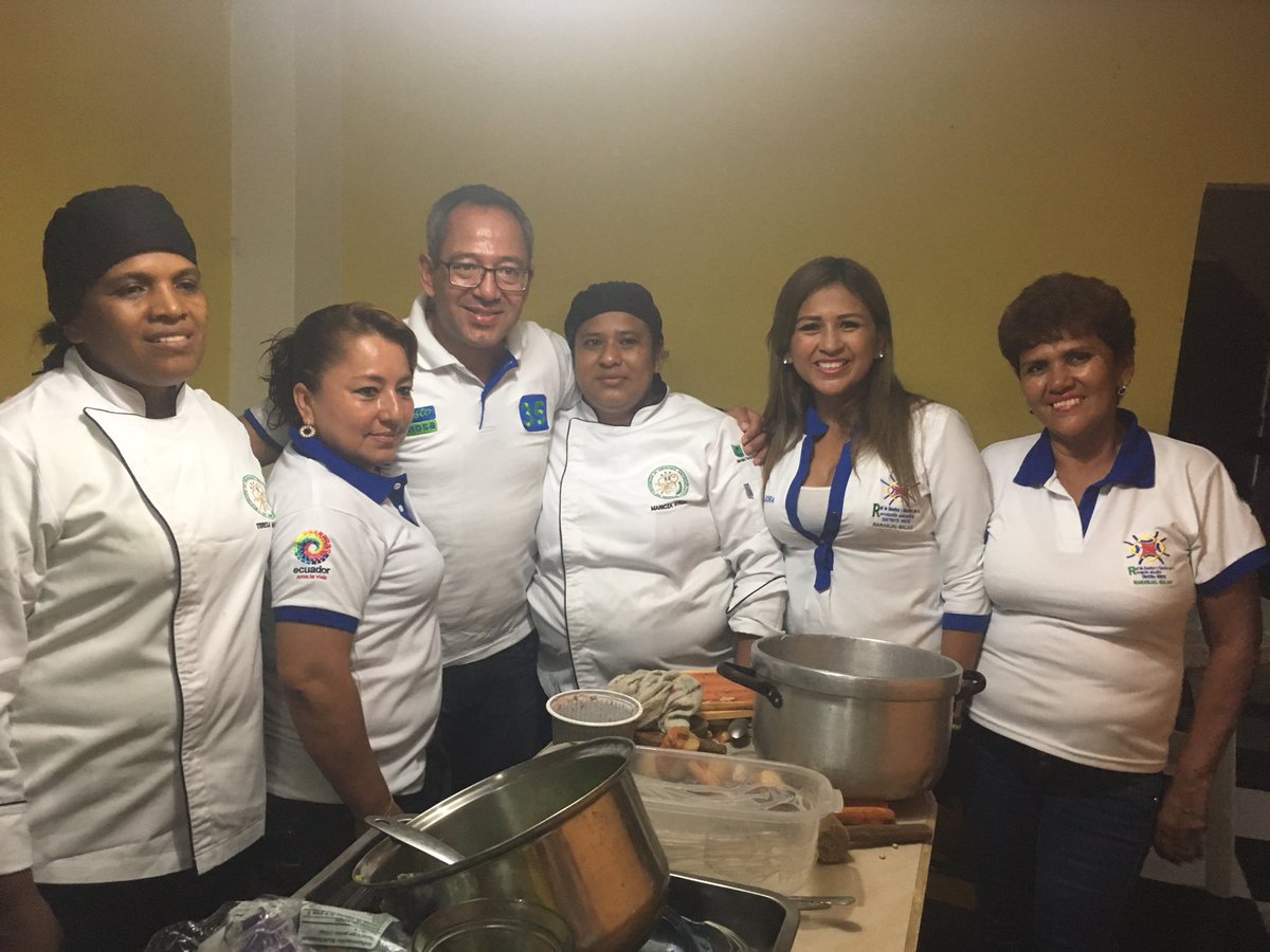 RNaranjal's tweet photo. @AXEA65 en #Naranjal compartiendo con Maestros de @RNaranjal #AugustoEspinosaTodo35 #VamosAVencer #ElFuturoNoSeDetiene https://t.co/ALjNa2I69p