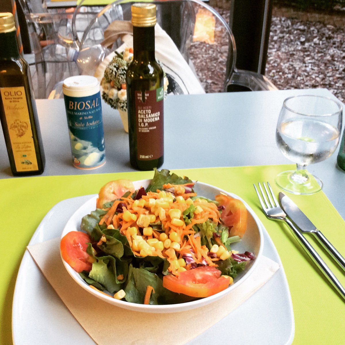 gottalovegf's tweet photo. What's for lunch? Simple salad from #mondobio in Sorrento. Yum!
#eurotrip #vegan #vegetarian #paleo #eatclean #travel #wanderlust #italy https://t.co/hVnTyRYVB7