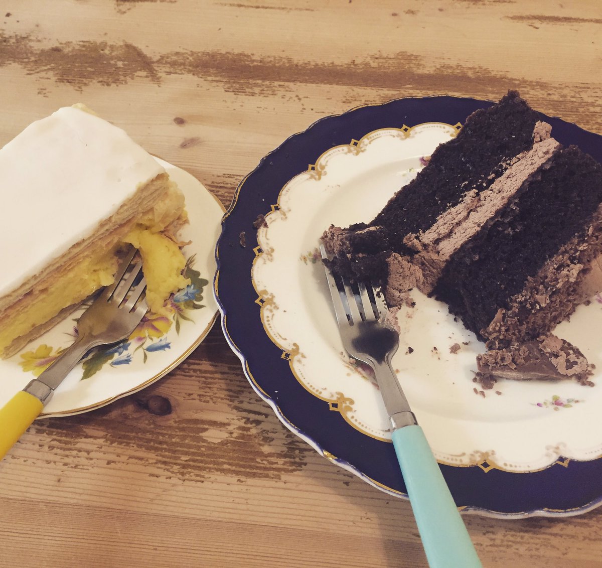 cafe_rayner's tweet photo. Late night cakery from @Tanlanbakery watch out, cake thieves are about 😜 https://t.co/jtnwkatURR