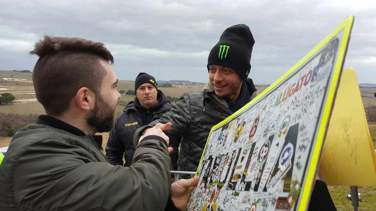 moi_VR46's tweet photo. Grazie vale! 😍😍
#ranchVR46 #tavullia
@ValeYellow46 @fanclubVR46 https://t.co/EoCgKkVGwT