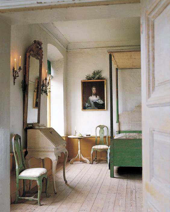 This gorgeous #Swedish #Gustavian bedroom puts a colorful twist on a classic look. #bedroomdesign