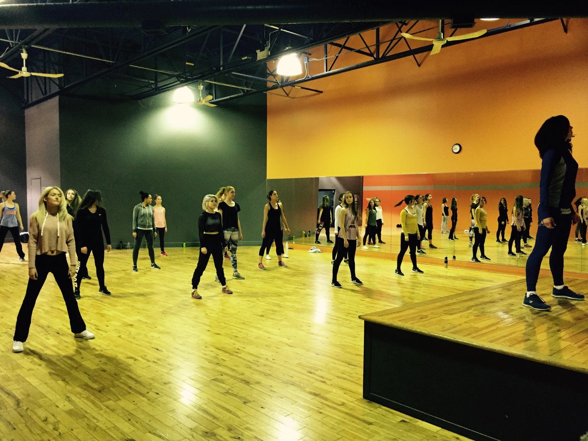 AlsCheerleaders's tweet photo. 25 filles ont participé à la première des 4 #ClassePrep2017 en vue des auditions. Elles ont profité des conseils de @AlsC_AndreeAnne #AlsMTL https://t.co/rvlAJXgL8T
