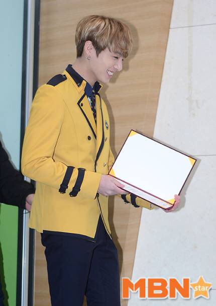 BTS_BiTS's tweet photo. [MEDIA COVERAGE] #JKGraduationDay #정국아졸업축하해 @bts_bighit 

#Jungkook #방탄소년단 #BTS #防弹少年团 #정국 #防彈少年團 https://t.co/IpkqexUzp2