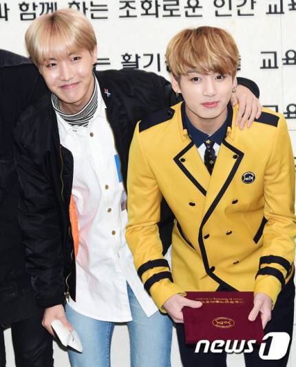 BTS_BiTS's tweet photo. [MEDIA COVERAGE] #JKGraduationDay #정국아졸업축하해 @bts_bighit 

#Jungkook #방탄소년단 #BTS #防弹少年团 #정국 #防彈少年團 https://t.co/IpkqexUzp2