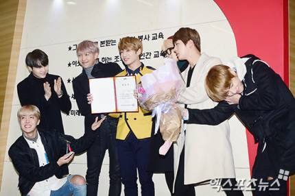 BTS_BiTS's tweet photo. [MEDIA COVERAGE] #JKGraduationDay #정국아졸업축하해 @bts_bighit 

#Jungkook #방탄소년단 #BTS #防弹少年团 #정국 #防彈少年團 https://t.co/IpkqexUzp2
