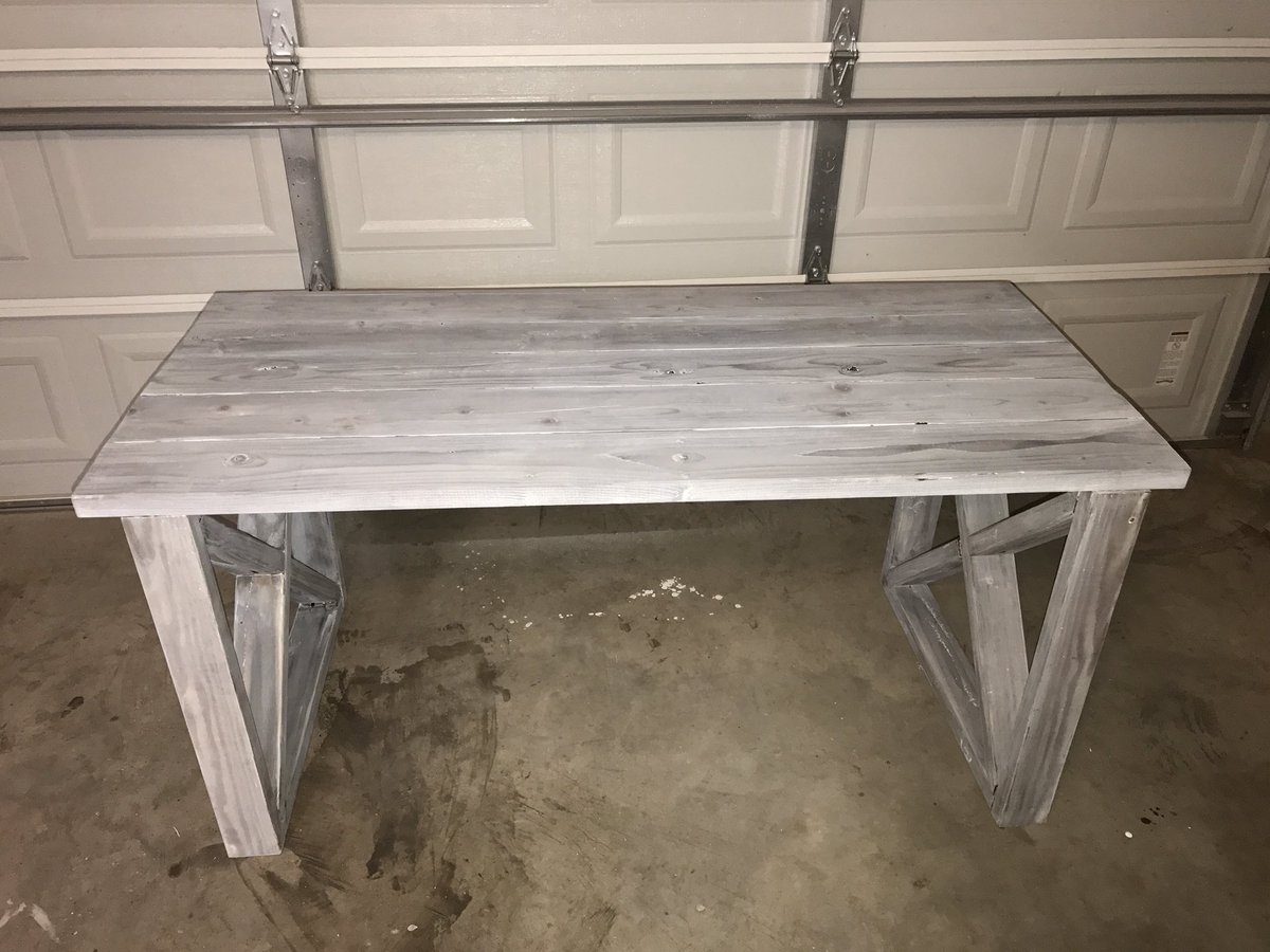 mrdobyns0901's tweet photo. Desk is complete. #farmhouse #desk #farmhousedecor #woodworking #wood #farm #alldone https://t.co/GnJG3jPQpV