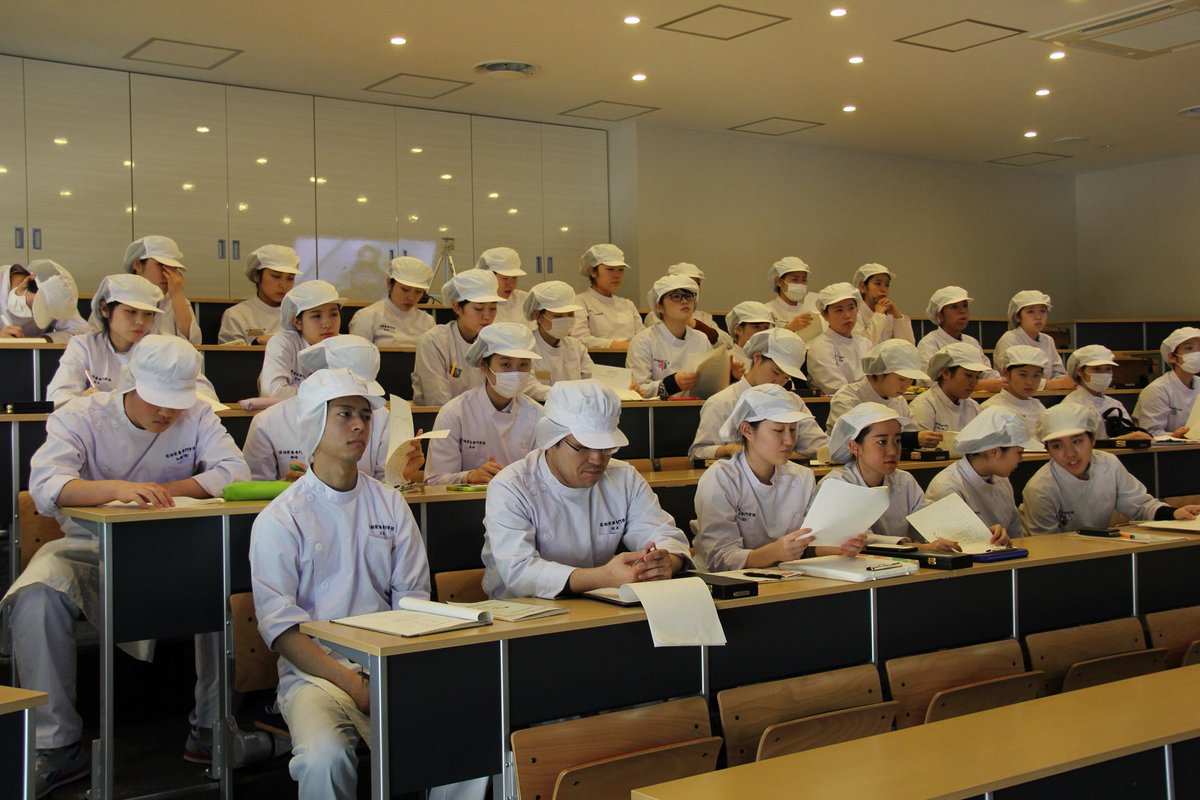 佐伯栄養専門学校 日本料理実習 創業280年８代将軍吉宗の頃より始まった日本橋三越前 だしの老舗 八木長本店代表取締役 西山麻実子先生監修のもと五品目の実習が行われました