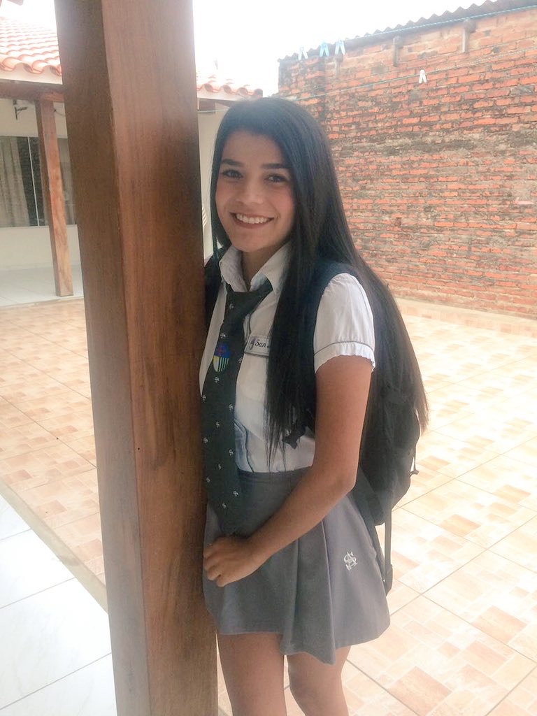 samanthariveroo's tweet photo. First day of kindergarten and first day of senior year!!!๐ #yayfinally https://t.co/lpX39JppMD