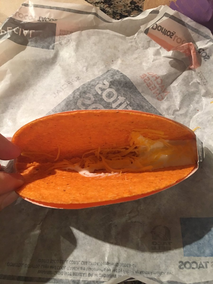 johnpeifer's tweet photo. Dear @tacobell wtf is this? No meat and sour cream to one side? #tacobellfail https://t.co/2ZIPGL6Gvr