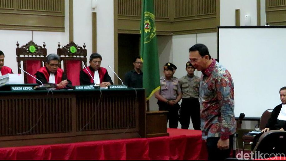 detikcom's tweet photo. Nelayan Pulau Seribu Tak Perhatikan Pidato Ahok Soal Al Maidah https://t.co/hkiTPQUDN9 https://t.co/I6TiNfFmtf